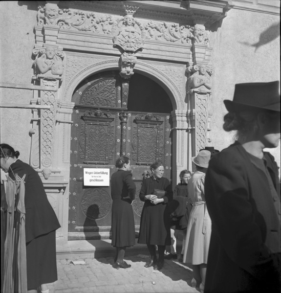 Opening of the Glarus museum in the Freulerpalast, Nafels 1946