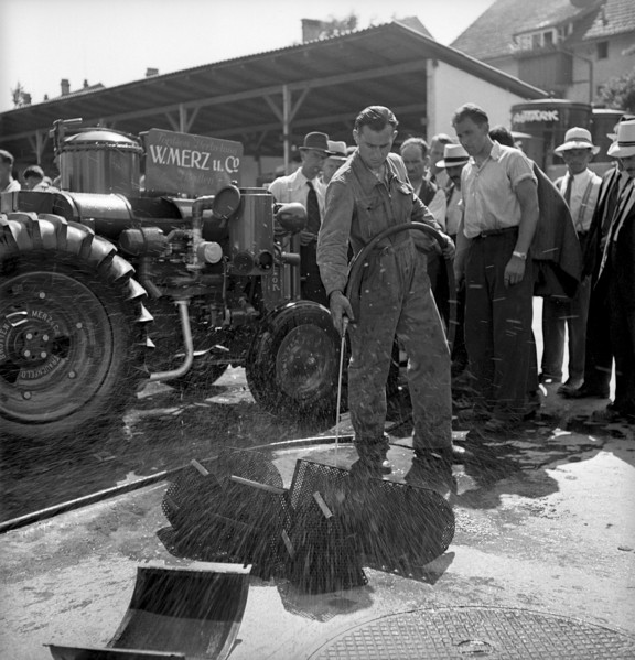 Cleaning presentation at course for tractors, Winterthur 1941