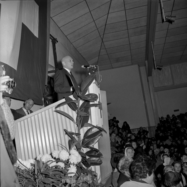 Yul Brynner supporting ""Bread for all"", Lausanne 1962