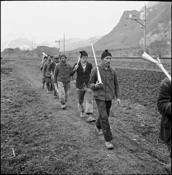 Plague of mice in Ruti, farmers on the way to distribute Surux rodenticide, around 1948