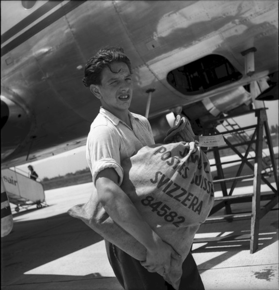Stopover of a TWA Starliner in Geneva, baggage loading 1946