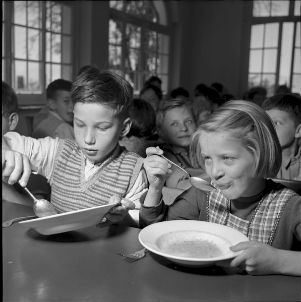 Outdoor school Zurich 1952: children eating soup