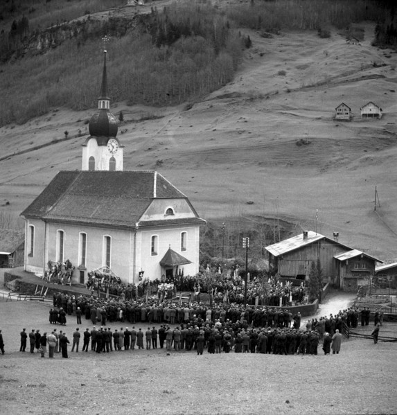 Funeral of the 5 men who were drowned on the stormy lake in Isenthal 1949