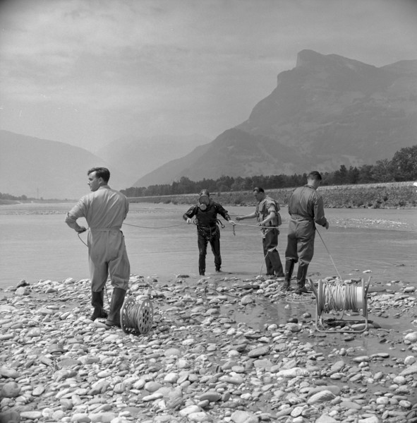 Pontoon accident on the Rhine, 1956: Divers are searching for the missing men
