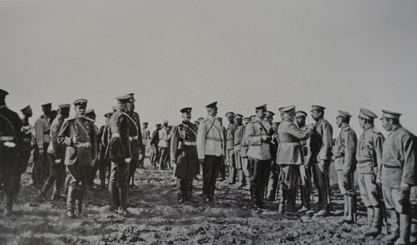 General Linevich awards insignia to enlisted soldiers Photo by Gusev