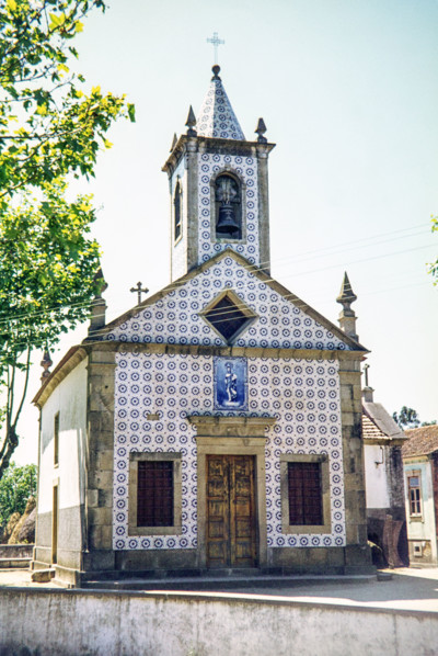 This building is the Capela de Sv£o Jov£o de Ovar (Chapel of St. John of Ovar), located in Ovar, Portugal. It is a traditional Portuguese chapel famous for its beautiful exterior facade covered in blu...