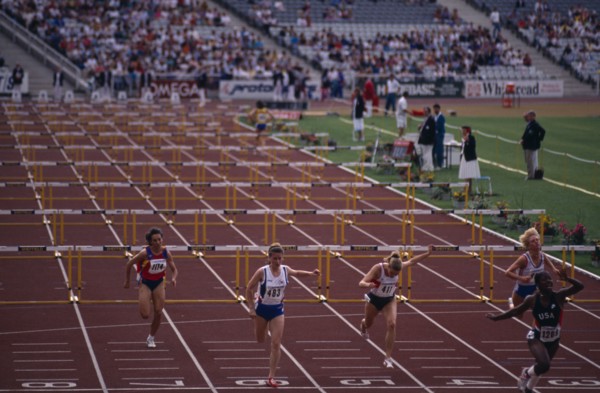 10045953 SPORT Athletics Hurdles Female athletes competing in hurdles event