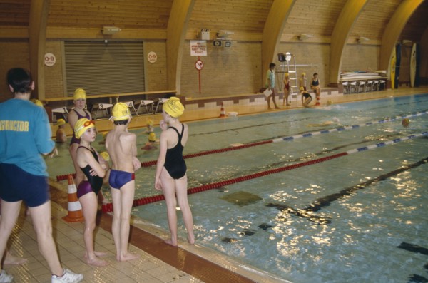 10070838 SPORT Water Swimming Children at indoor pool with swim instructor