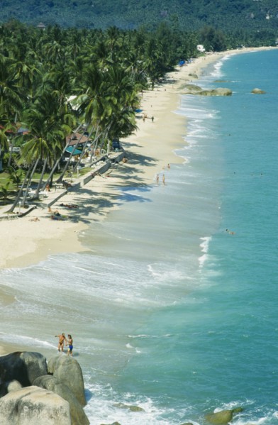 THAILAND, Surat Thani, Koh Samui, "View along Lamai beach with palm trees, huts and tourists"