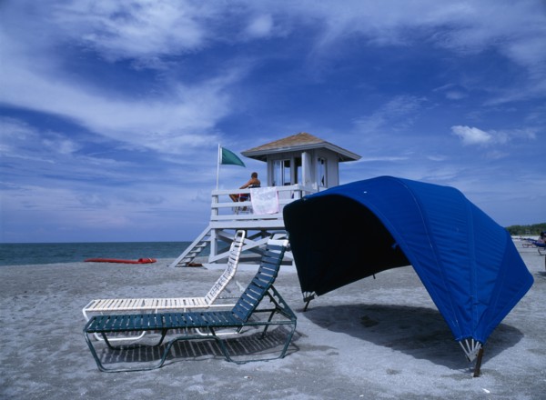 USA, Florida , Sarasota, Lido Beach. Sun Loungers and Lifeguard Hut on sandy beach
