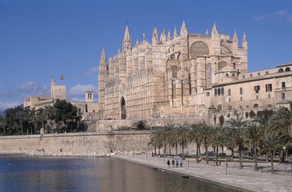 SPAIN, Balearic Islands, Majorca, Palma. La Seo Cathedral with the Almudaina Palace in the