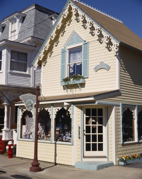 USA, Massachusetts, Marthas Vineyard, Oak Bluffs old town with yellow and green weatherboard shop