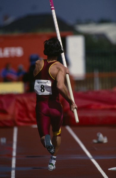 10037066 SPORT Athletics Pole Vault Okker Britts of the USA seen from behind in run up to the jump.