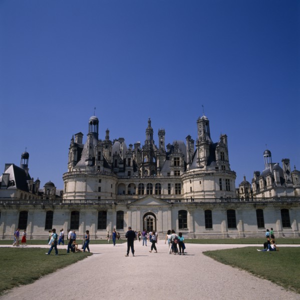 FRANCE, Loire Valley, Loir et Cher, Chambord Chateau. Tourists on gravelled entrance between green