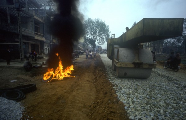 VIETNAM, General, Road construction between Hanoi and Ha Bac Province.