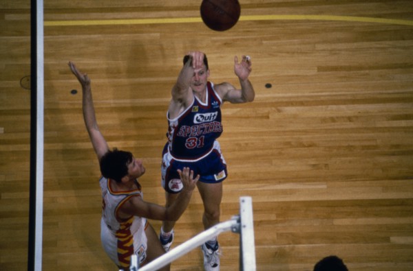 10037370 SPORT Ball Games Basketball Player taking a shot at basket