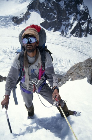 10029912 SPORT Climbing Mountaineering Pakistan.  Porter climbing to camp 1 on K2.