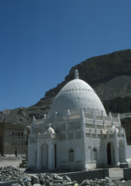 YEMEN, Hadrhramaut, NOT IN LIBRARY White domed roadside Wadi / Mausoleum