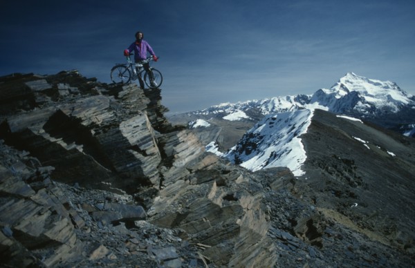 10124293 SPORT    Cycling  Cyclist with mountain bike on Chacultay snow mountain peak in Boliva