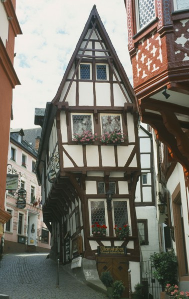 GERMANY, Rheinland-Pfalz, Bernkastel-Kues, Market Square.  Cobbled street lined with traditional