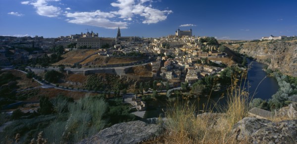 SPAIN, Castilla La Mancha, Toledo, View over city on rocky hillside.
