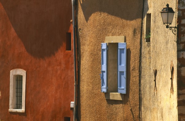 FRANCE, Provence-Cote d’Azur, Vaucluse, Roussillon.  Architectural detail of ochre and terracotta