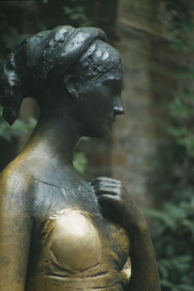ITALY, Veneto, Verona, Statue of Juliet outside Casa di Giulietta or Juliets House at Number Twenty