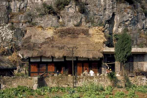 CHINA, Guizhou, Zhijin, Old farmhouse in the countryside