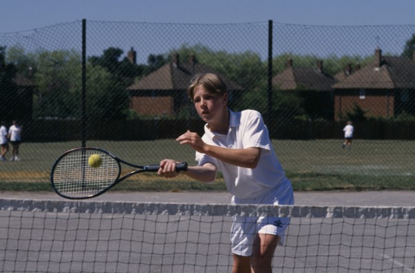 20026916 SPORT Ball Games Tennis Boy playing shot close to net.