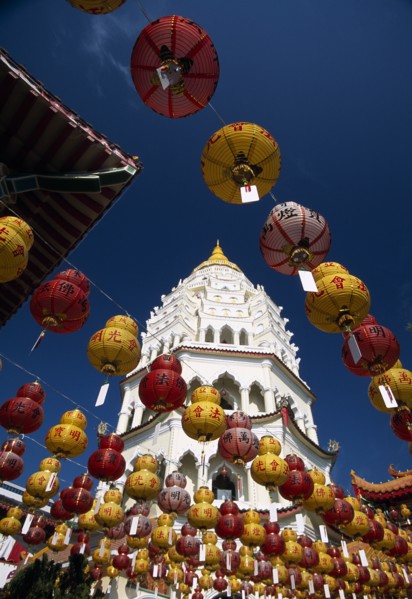 MALAYSIA, Penang, Kek Lok Si Temple, "Ban Po, the Pagoda of a Thousand Buddhas seen between strings