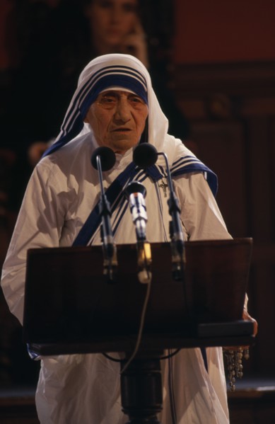 INDIA, Mother Teresa, Speaking at a lecturn