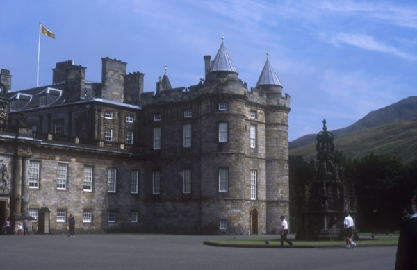 SCOTLAND, Lothian, Edinburgh, Holyrood Palace courtyard and west entrance