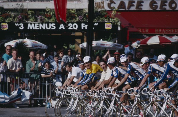 20036762 FRANCE Ile de France Paris Tour de France.  Competitors lined up for final stage in the Champs Elysees.  Overall team winner Team Banesto and individual Miguel Indrain wearing yellow.