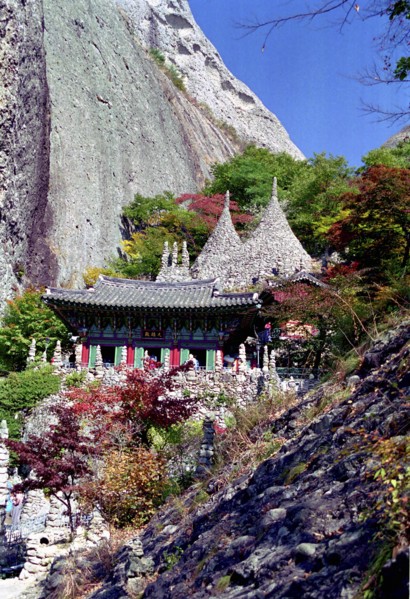 SOUTH KOREA, , Mai Son Temple set against a backdrop of cliffs and surrounded by autumnal trees