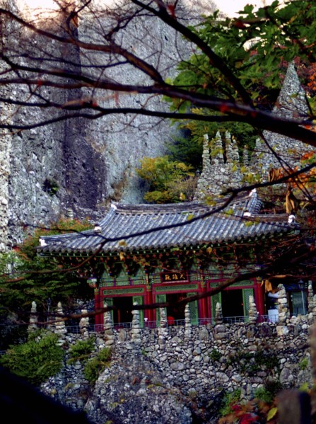 SOUTH KOREA, , Mai Son Temple set against a backdrop of cliffs and surrounded by autumnal trees
