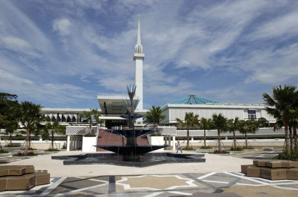 MALAYSIA, Kuala Lumpur, "Masjid Negara the National Mosque has a capacity of 15,000 people and is