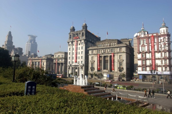 CHINA, Shanghai, The Bund aka Zhong Shan Road. View along the 1930s style waterfront architecture