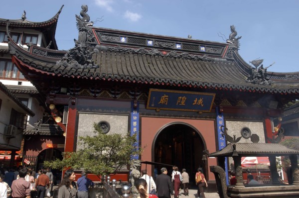 CHINA, Shanghai, Yuyuan Gardens. Busy area with traditional style architecture