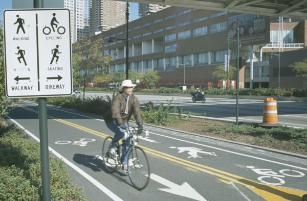 USA, New York, Manhattan, Cycle lanes next  to the West Side highway