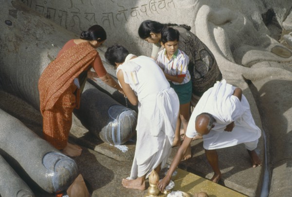 INDIA, Karnataka, Sravanabelagola, Jain holy site and pilgrimage centre.  Puja at feet of statue of