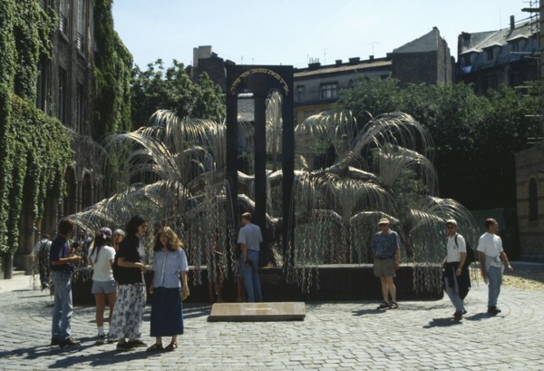 HUNGARY, Budapest, Dohany Street Synagogue.  Visitors beside Holocaust memorial designed by Imre