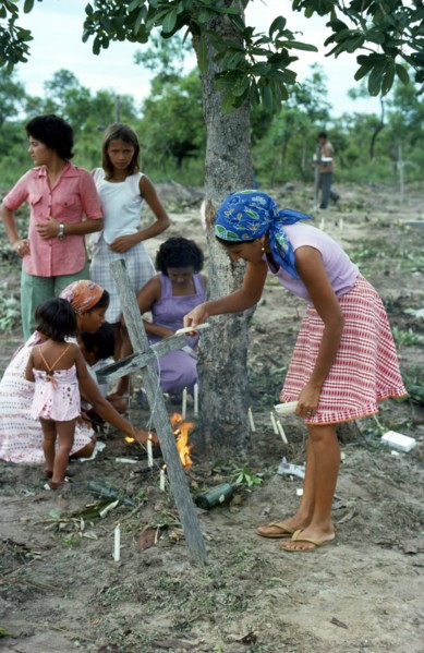 BRAZIL, Sao Paulo, Ribeirao Bonito, Catholic family conducting memorial service around makeshift