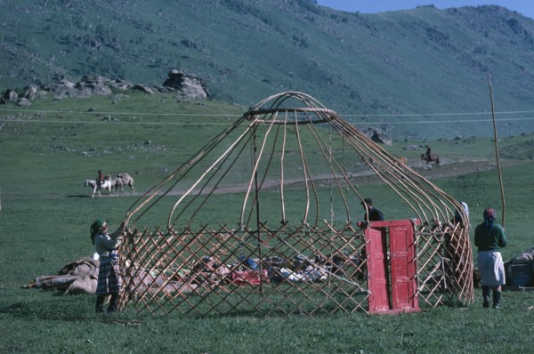 CHINA, Xinjiang Province, Kazakhs building Kigizuy.