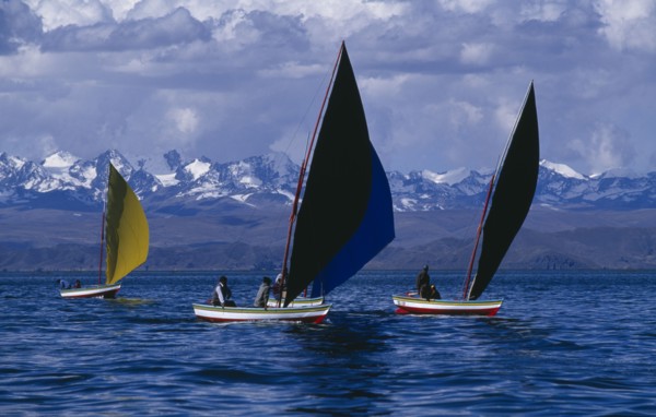 BOLIVIA, La Paz, Lake Titicaca, Isla Suriqui.  Annual sailing regatta by local fishermen.