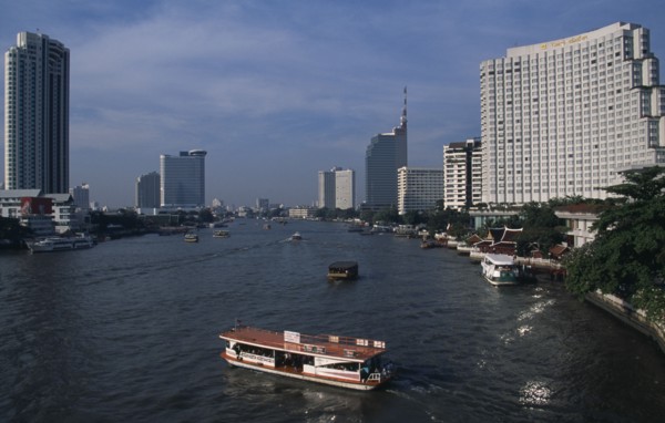 THAILAND, South, Bangkok, The Shangri La Hotel on the right The Peninsula Hotel on the left either