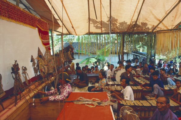 INDONESIA, Java, Yogyakarta, Shadow puppet show with Wayang and Gamelan orchestra behind the scenes