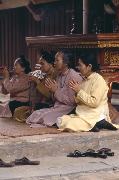 VIETNAM, North, Hanoi, Buddhist people sitting in prayer
