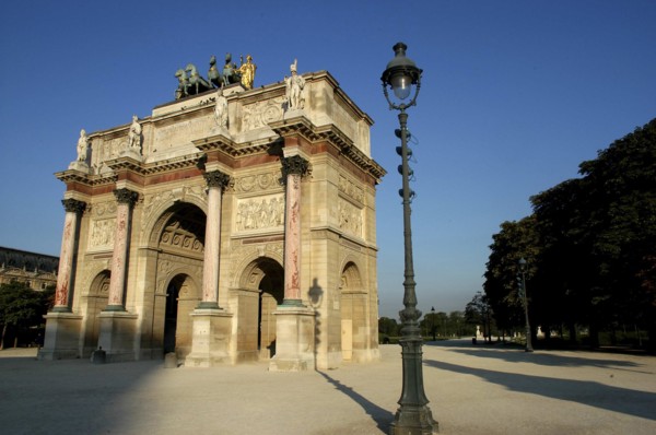 FRANCE, Ile de France, Paris, Angled view of the Arc de Triomphe du Carrousel triumphal arch