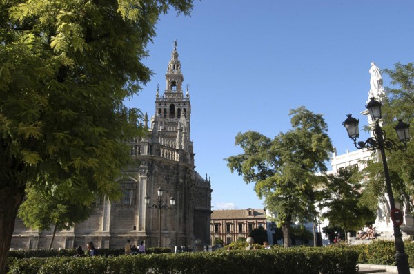 SPAIN, Andalucia, Seville, View of Seville cathedral and La Giralda tower