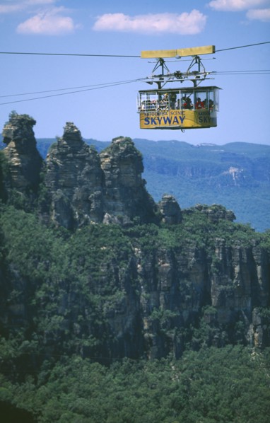 AUSTRALIA, New South Wales, Blue Mountains, The Skyway gondola passing the famous Three Sisters